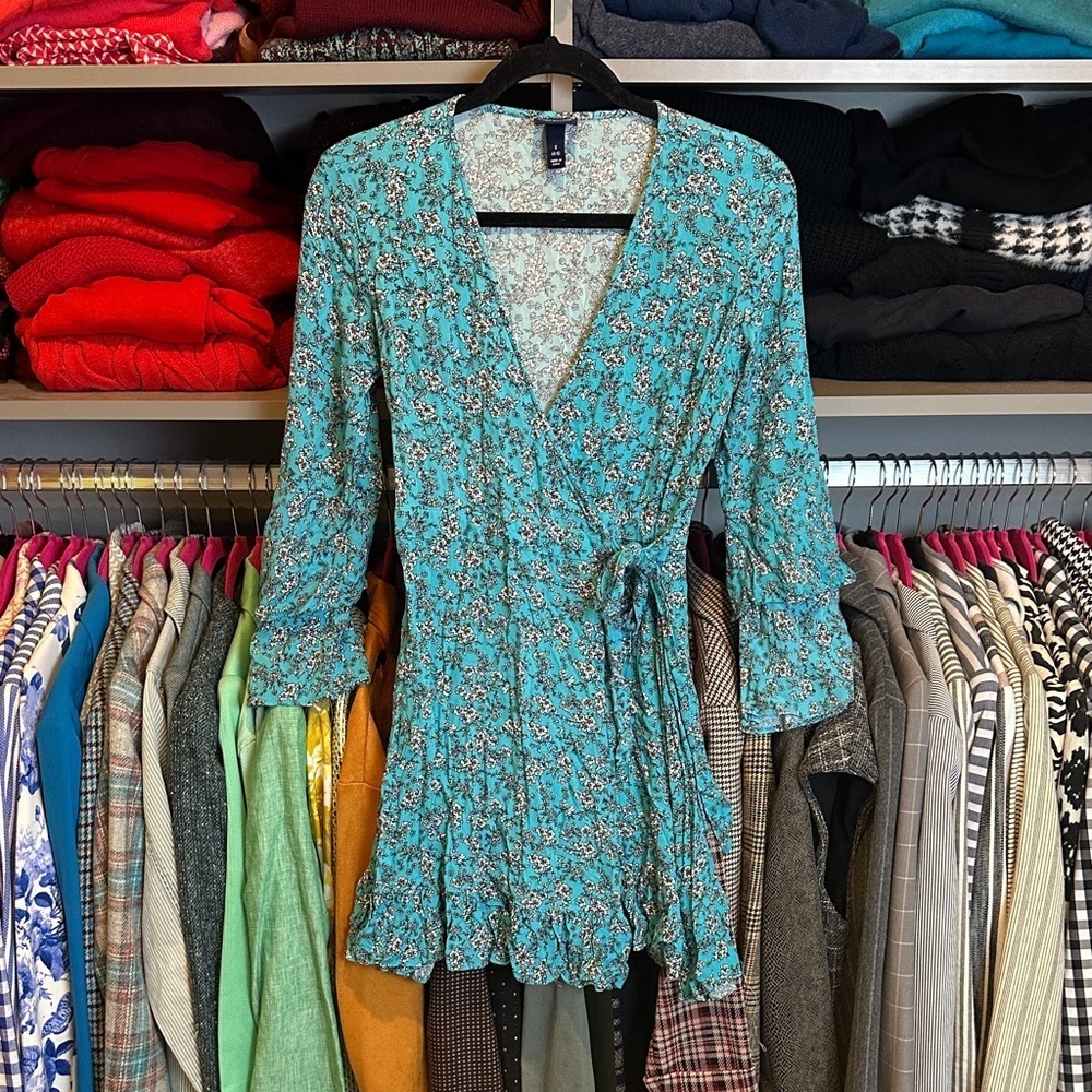 Scoop blue/white floral long sleeve v neck wrap dress size S